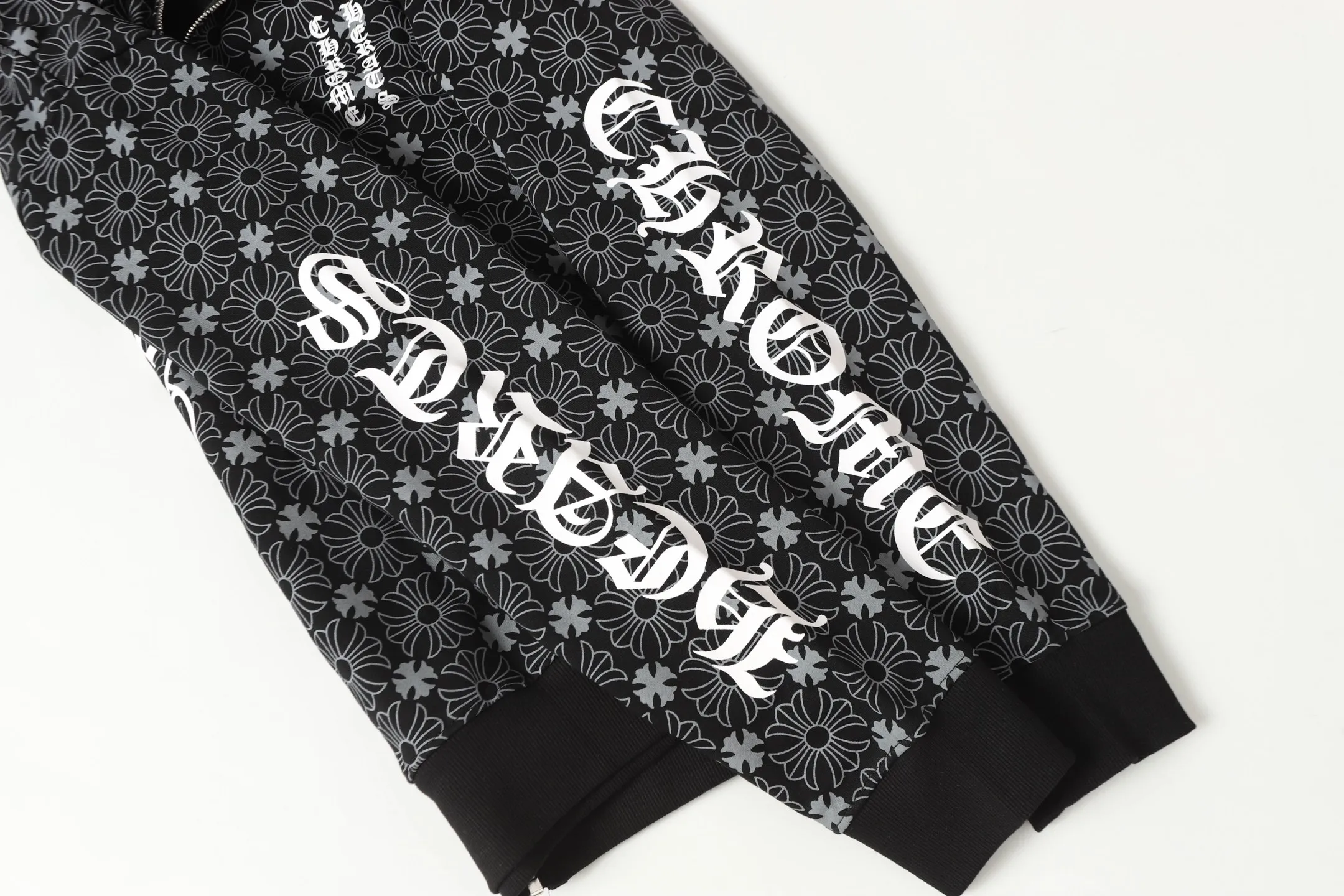 P300 cross-border model, please do not place an order if you are pursuing quality - Chrome Hearts/Chrome Hearts Sanskrit Dark Pattern Horseshoe Sanskrit Cross ✝️ Printed Zipper Sweater Cardigan Jacket - High weight, high density and high quality. The wool is soft, delicate and skin-friendly. It feels soft and silky. It has excellent warmth and skin-friendly properties. - Custom-woven and custom-dyed, no color difference. No matter the fabric or workmanship details, it beats the ordinary version on the market. - Hardware zipper accessories are all customized and full of details. -Colour: Black White Blue -Size: S M L XL